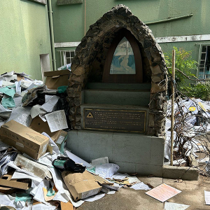 Vereadora denuncia abandono de santa em meio a lixo na Secretaria de Saúde de Rio Negro