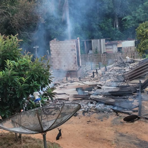 Após perder a casa em incêndio, família busca doações para recomeçar