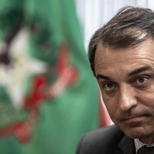 Ninguém solta a mão de ninguém