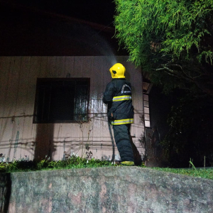 Curto-circuito causa princípio de incêndio em casa