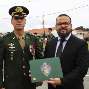 Diretor do Riomafra Mix recebe Diploma de Colaborador Emérito do Exército