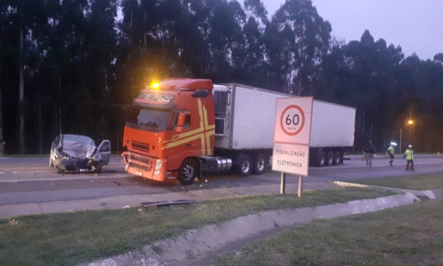 Mulher morre em colisão entre carro e caminhão na BR-116