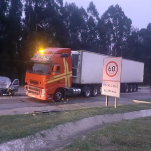 Mulher morre em colisão entre carro e caminhão na BR-116
