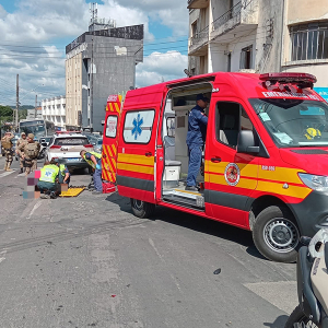 Homem é hospitalizado após ser atingido por moto