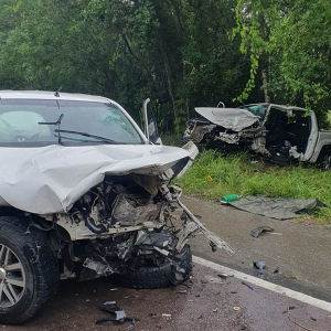 Três pessoas ficam feridas em colisão entre caminhonetes na BR-280