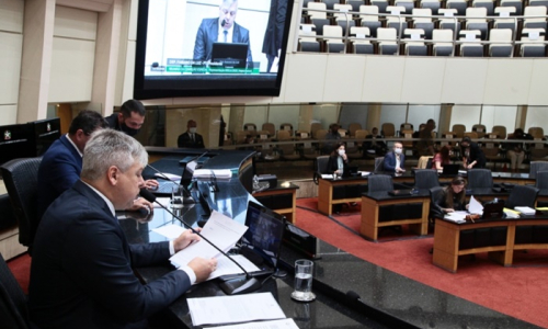 Comissão aprova impeachment de governador Moisés e isenta vice