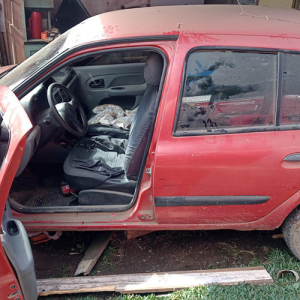 Motorista embriagado perde controle de carro, invade casa e acaba preso