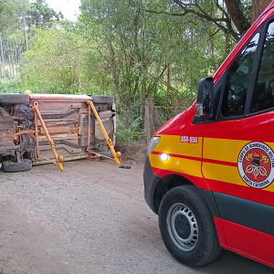 Jovem é resgatada pelos bombeiros após veículo tombar em estrada