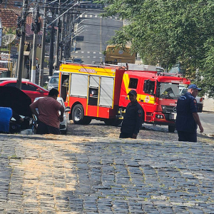Derramamento de óleo em rua mobiliza Corpo de Bombeiros; entenda