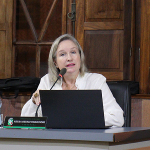 Dois anos após pandemia, vereadora revive Covid-19 e é desafiada no plenário