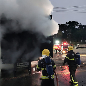 Incêndio destrói parte de carga de caminhão na BR-280