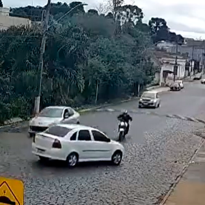 Motociclista fica ferido em acidente envolvendo três veículos; veja videos