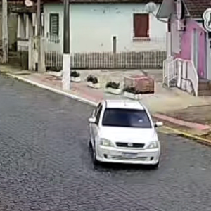Novas imagens, de outro ângulo, mostram acidente entre moto e carro na Vila Ivete