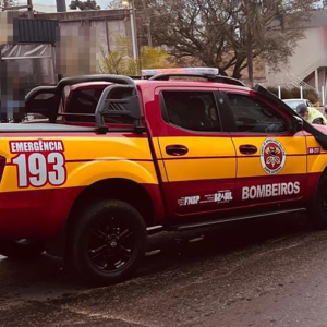 Motociclista é hospitalizada após sofrer queda de moto