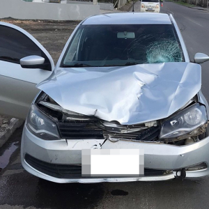 Homem fica ferido após batida entre carro e moto elétrica