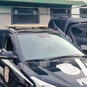 Homem é preso após se “vangloriar” na internet de abuso contra criança de 7 anos