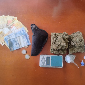 Maconha, cocaína e coldre de arma de fogo são apreendidos pela Polícia Militar