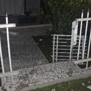 Inusitado: jovens pegam carro do pai sem permissão, vão a bar e na volta batem em cerca