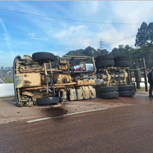 Caminhão tomba sobre viaduto e carga se espalha na BR-116