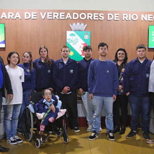 Estudantes assumem mandatos no Parlamento Jovem de Rio Negro; conheça