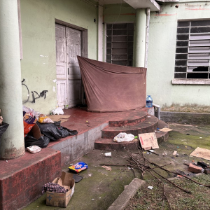 Abandonada, antiga Prefeitura de Mafra vira refúgio de andarilhos
