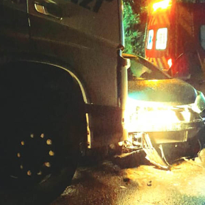 Duas pessoas são hospitalizadas após carro e carreta baterem de frente