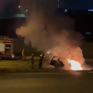 Carro fica totalmente destruído após pegar fogo; veja vídeo