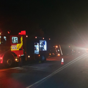 Carreta tomba após saída de pista na BR-280