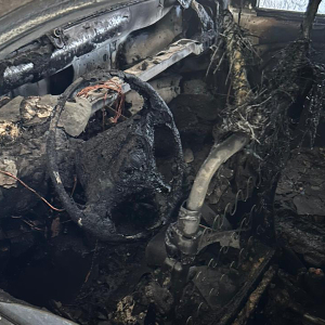 Incêndio destrói carro dentro de garagem; veja vídeo