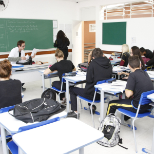 Paraná lidera investimentos em educação e reajusta salários dos professores