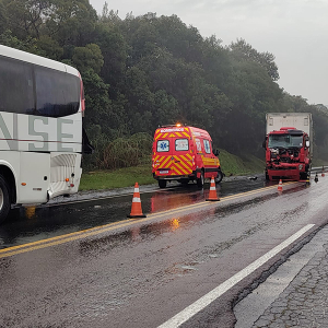 Caminhão bate na traseira de ônibus na BR-280