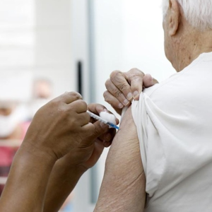 Gripe em idosos: conheça vacina quatro vezes mais forte contra a doença