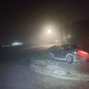 Carro é encontrado abandonado após saída de pista