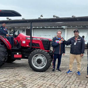 Concessionária Sul Norte entrega trator ao maior parque temático da América Latina