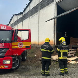 Fogo atinge empresa e mobiliza equipes de emergência
