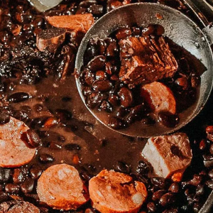 Igreja Batista do Farol promove feijoada neste domingo; veja como encomendar
