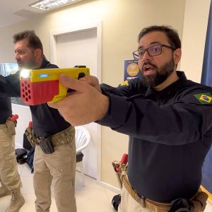 Nova geração de armas elétricas chega à Polícia Rodoviária Federal de SC; conheça