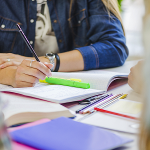 Com os vestibulares chegando, curso prepara alunos para se destacarem nas redações