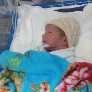 Com poucos dias de vida, bebê enfrenta condição grave e família busca ajuda