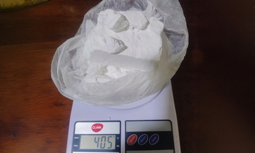 Homem tenta fugir com cocaína, cai em barranco e é preso pela polícia