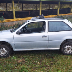 Carro furtado em Mafra é localizado abandonado em área rural