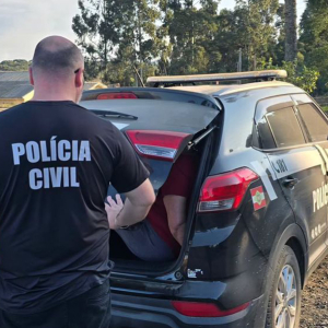 Presa pela quinta vez por tráfico, mulher escondia drogas em bota sete léguas; veja vídeo