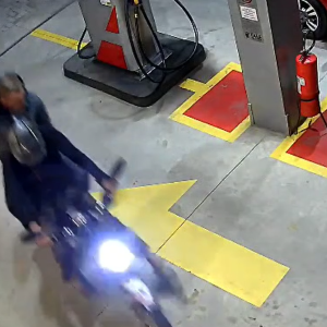 Posto de combustíveis é assaltado por dupla em moto