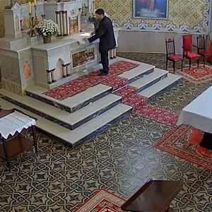 Câmera flagra homem colocando explosivo em altar de igreja