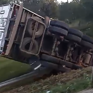 Carreta tomba após sair da pista e causa congestionamento na BR-116