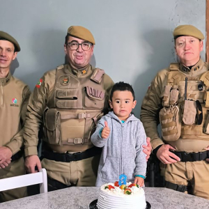 Fã da PM, menino de 3 anos recebe surpresa de policiais em festa de aniversário
