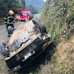 Idoso fica ferido após capotamento de veículo