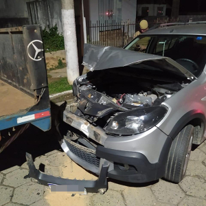 Mulher é socorrida após bater carro em reboque estacionado