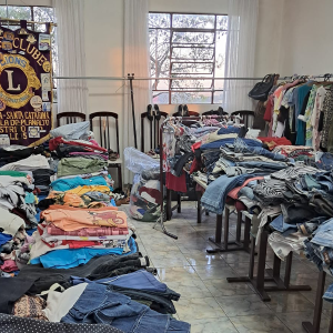 Lions Clube promove bazar nesta sexta-feira com roupas a partir de R$ 2