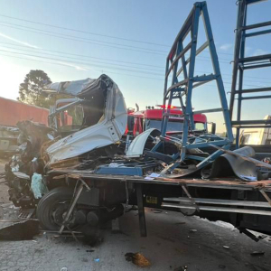 Batida entre caminhões deixa duas pessoas feridas na BR-280